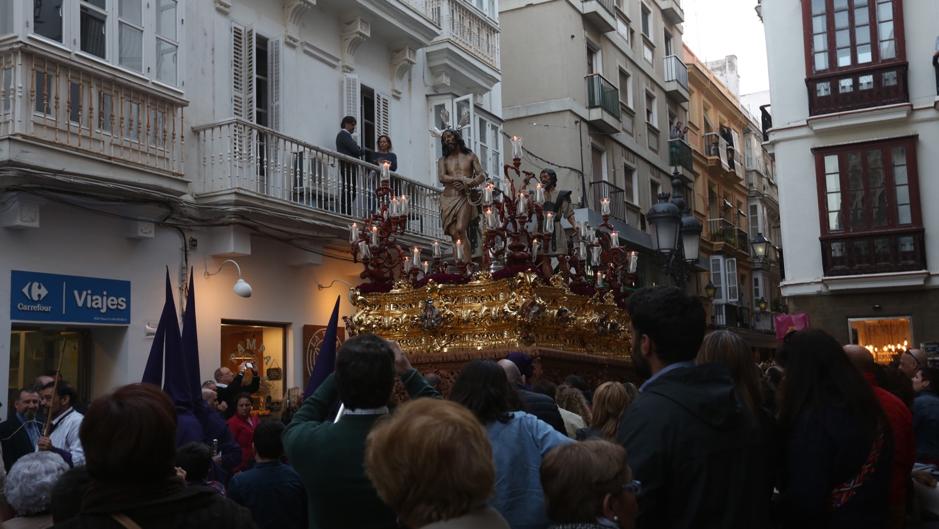 Vídeo y fotos: Así recorre las calles de Cádiz la cofradía de Columna