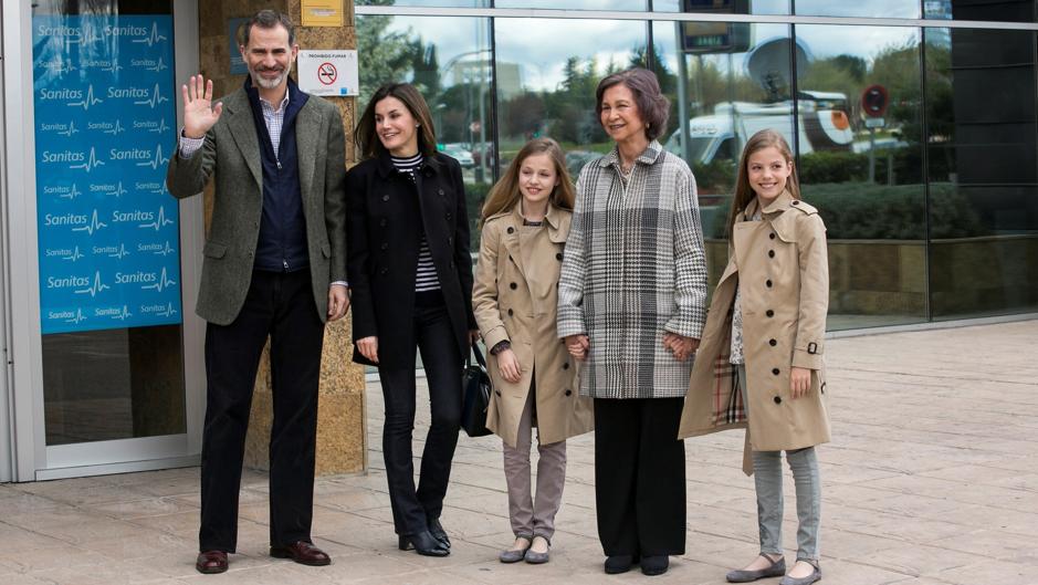 Doña Sofía y sus nietas posan, junto a los Reyes, antes de entrar al Hospital