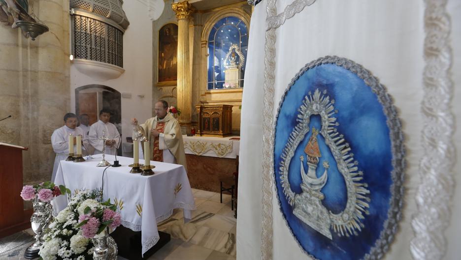 La Virgen de la Salud protagoniza el arranque más genuino de la Feria
