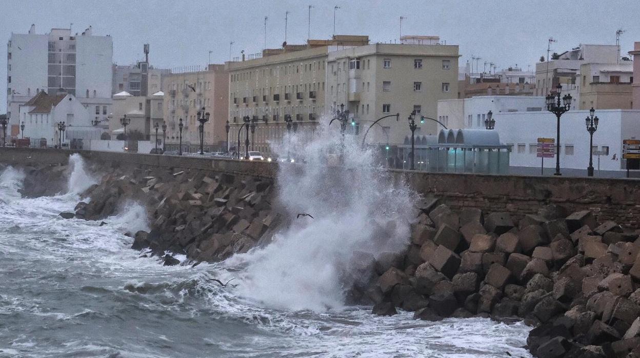 Vídeo: El temporal Elsa azota Cádiz con las de más de cinco metros