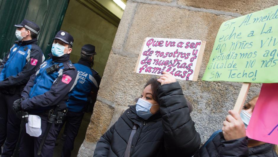 Desalojo en el Palacio de la Infanta Carlota: «Tenemos miedo a quedarnos en la calle en plena pandemia y con un bebé»