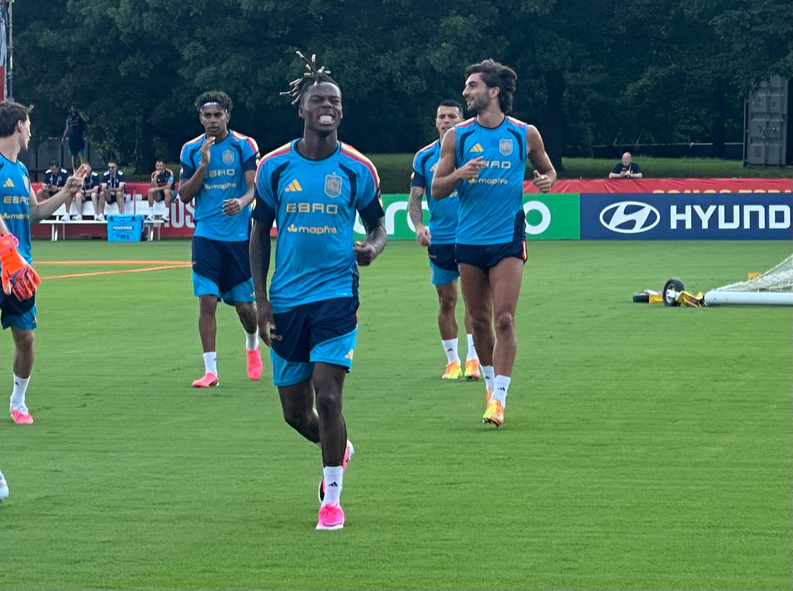 Primer entrenamiento completo para Lamine Yamal y Nico Willi