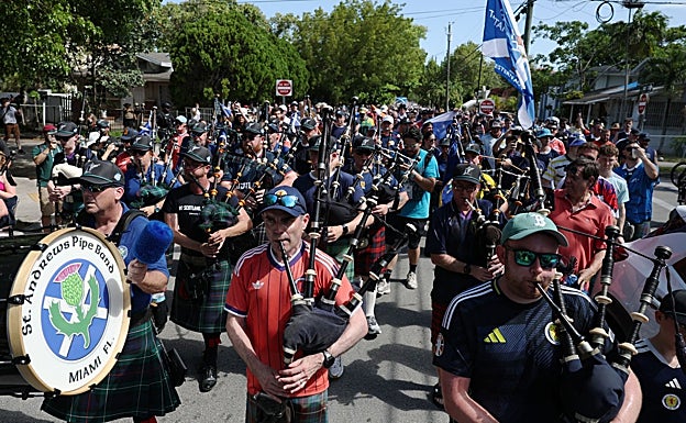 La colorida afición escocesa, conocida como Tartan Army.