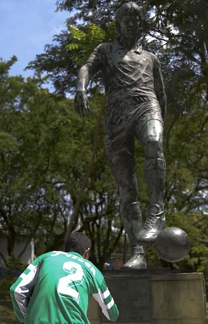 Estatua que homenajea a Andrés Escobar en Medellín