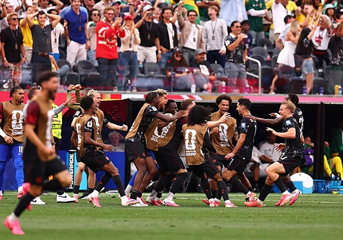 Eustáquio celebra el gol ante Sudáfrica con sus compañeros.