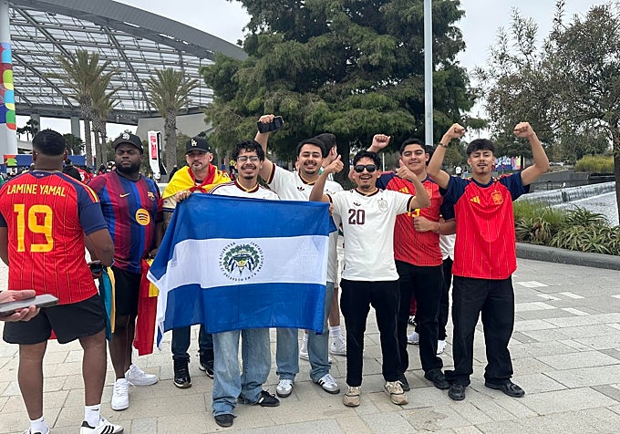 Aficionados centroamericanos con una bandera de El Salvador antes del partido ante Austria.