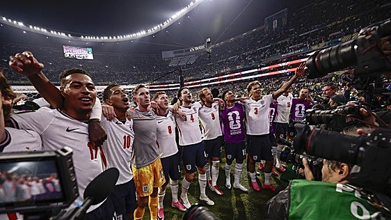 Inglaterra cambia de himno: del 'God Save the King' a 'Wonderwall'