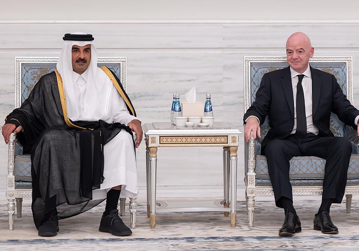 El exemir Sheikh Tamim bin Hamad Al Thani y Gianni Infantino, el pasado junio.