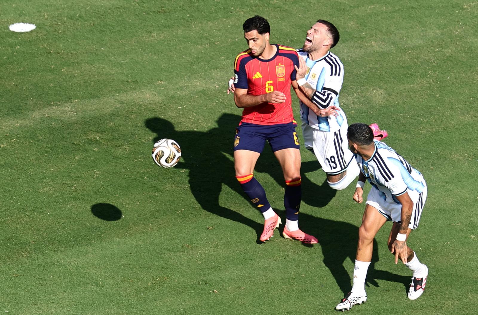 Polémico gol anulado a Nico Williams por una dudosa falta de Mikel Merino a Otamendi