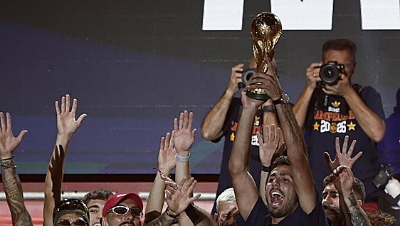 El recuerdo de los campeones a la pequeña María: «Nos está viendo desde arriba»