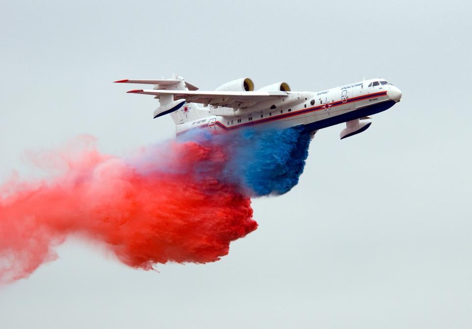 Beriev BE-200 emite líquido con los colores de la bandera de Rusia en una exhibición aérea.