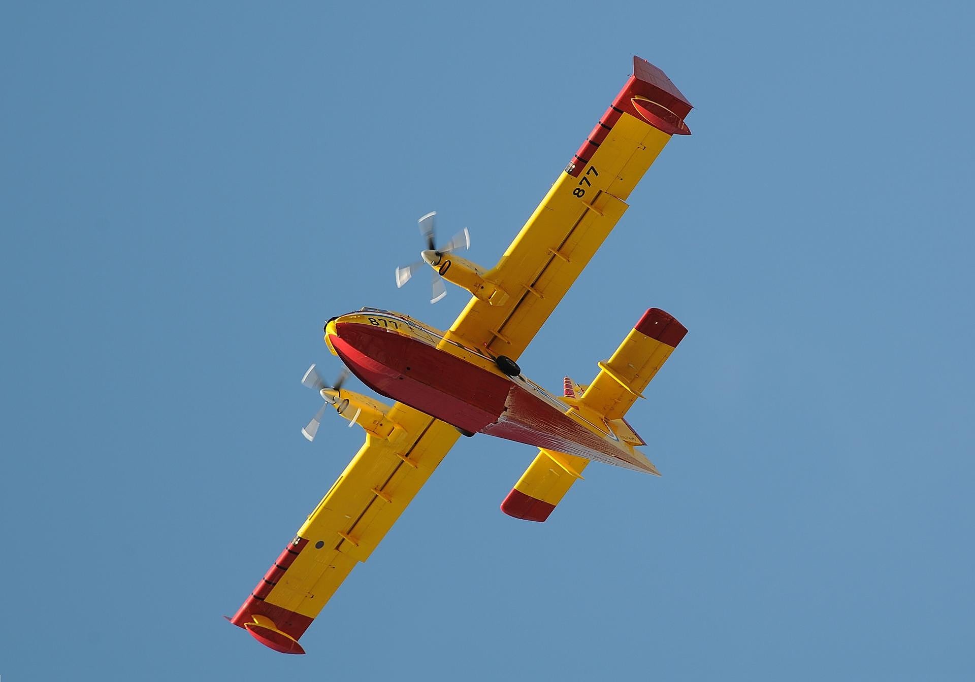 Canadair CL-415 croata, con la librea habitual. Vuela con carga, con los 'flaps' parcialmente desplegados.
