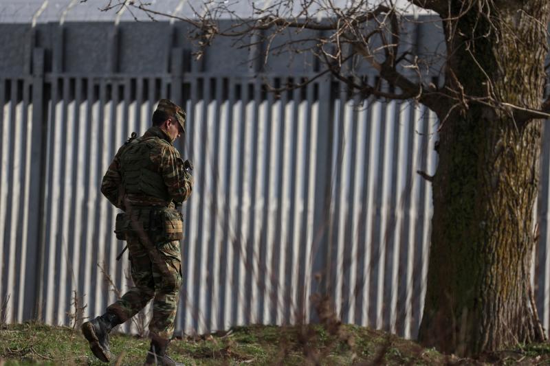 Soldado griego camina al lado de la valla construida para prevenir los cruces de migrantes. Región de Evros, Grecia (2023)